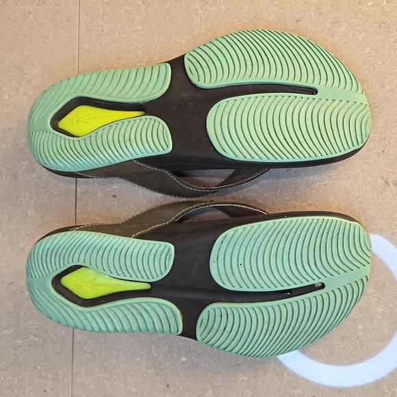 Kuru black, dark brown, and teal suppoertive thong flip flop sandals, size 8 - Picture 10 of 11